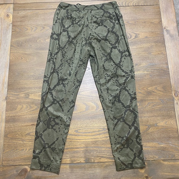 Lululemon jet crop slim pants green snake print - Picture 3 of 4